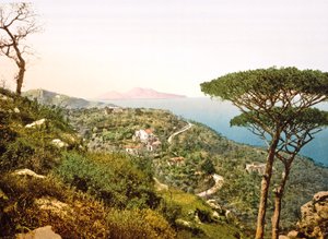 Utsikt over Vesuv over Napolibukten, 1890-1900 av Italian Photographer