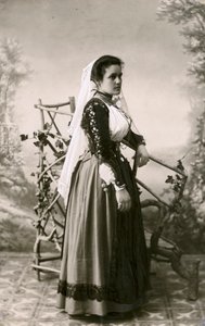 Kvinne i tradisjonell kjole, Sardinia, Italia, ca. 1910