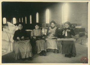 Kvinner som arbeider i passementarie-verksted, Italia, fotografert av F. Trembini av Italian Photographer