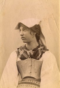 Ung kvinne iført tradisjonell kjole og hodeplagg, romersk landsbygd, Lazio, Italia, ca. 1905