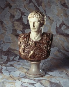 En italiensk skulpturert statue og byste av brecciamarmor av Cæsar Augustus, etter antikken av Italian School