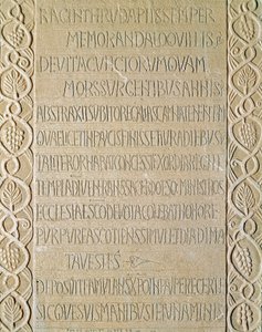 Arkeologi i middelalderen (middelalderen). Barbarian Art of Lombardia: Gravsteinen til dronning Ragnetrude (Raginthruda) dateres fra 740-750. Lombard kunst. Pavia, Civic Museum, Archaeological Section (Pavia, Musei Civici, Sezione Archeologia). av Italian School
