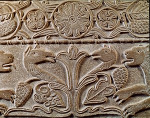 Arkeologi i middelalderen (middelalderen). Barbarisk kunst fra Lombardia: pluteus av prinsesse Theodote, elskerinne til kong Cunipert kalt den fromme Cuniperto, regne fra 688 til 700). Detalj av tallerkenen med griffiner, ca 720. Lombardkunst, marmor. Pavi av Italian School