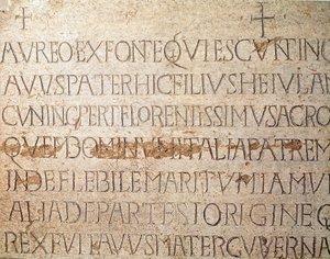 Arkeologi i middelalderen (middelalderen). Barbarisk kunst fra Lombardia: gravstein til den langobardiske kongen Cunipert, kjent som den fromme (Cuniperto, 678-700). Lombard kunst. Pavia, Civic Museum, Archaeological Section (Pavia, Musei Civici, Sezione A av Italian School
