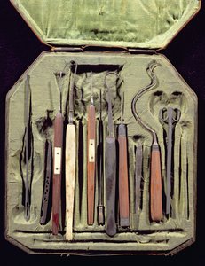 Eske med oftalmiske instrumenter (tre og metall)