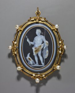 Cameo portretterer en romersk keiser som Jupiter, Cameo: Roman, A.D. 41–-54, Ramme: italiensk, sent på 1500-tallet (cameo: sardonyx; ramme: gull, emalje og perler) av Italian School