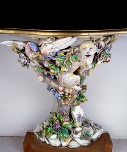 Konsoll av mykt porselen i produksjon av Capodimonte. Sevres fra 1700-tallet. Porselensproduksjon av Italian School