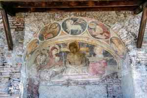 Deponering av Kristus mellom jomfru Maria, St. Johannes, med evangelistenes symboler og Agnus Dei på buen av Italian School