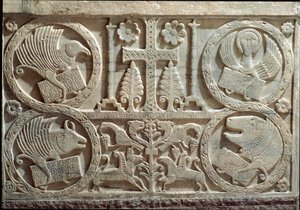 Detalj av stuco med symboler for de fire evangelistene (tetramorf): engelen for Saint Matthew, løven for Saint Mark, oksen for Saint Luke og ørnen for Saint John. 730-740 Cividale, Battistero di San Callisto av Italian School