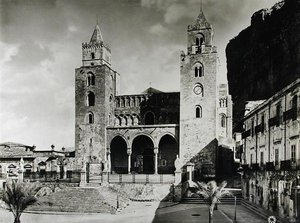 Eksteriør av Duomo, startet i 1131 av kong Roger II (d.1154) av Sicilia (s/hvitt foto) av Italian School
