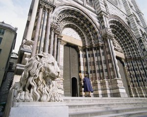 Fasade av katedralen i San Lorenzo foto) av Italian School