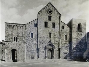 Fasade på basilikaen, grunnlagt i 1087 for å motta relikviene til St. Nicolas (s/hvitt foto) av Italian School
