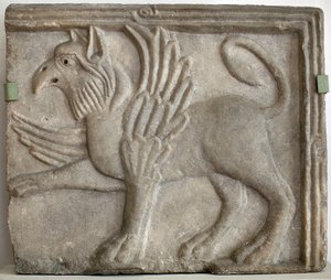 Griffon (eller grype). Lavrelieff skulpturert, marmor, Venezia (Italia) 1100-tallet. Nasjonalgalleriet, Sternberg-palasset, Praha (Tsjekkia). av Italian School
