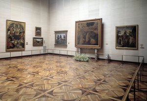 Museets sal som presenterer The Adoration of the Magi av Vinci, Kristi dåp av Verrocchio og Vinci, Den hellige treenighet med jomfru og hellige av Signorelli av Italian School