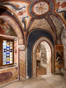 Innvendig utsikt over kapellet Saint Gregoire (Gregorio) dekorert med fresker av bysantinske påvirkninger laget av den romerske skolen på begynnelsen av 1200-tallet. Klosteret Saint Benedetto (Sacro Speco), Subiaco (Roma), Italia av Italian School