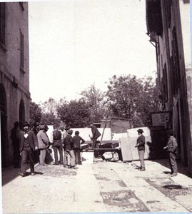 Menn som reiser barrikader ved Porta Garibaldi, under opptøyene i Milano, 6.-9. mai 1898 (s/hvitt-bilde) av Italian School