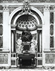 Monument til pave Clemens XII (1652-1740) med porfyr urne og søyler fra Pantheon, mellom Temperance (L.) og Prudence (R.) i Corsini Chapel (bronse, marmor, porfyr) (s/h foto) av Italian School