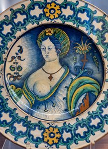Tallerken dekorert av en vakker kvinnebyste, med en tornekronemotiv, første halvdel av 1500-tallet (majolica) av Italian School