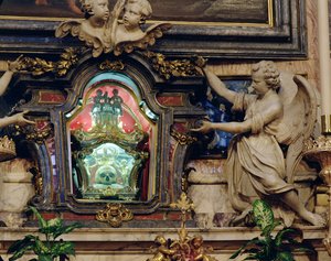 Relikvie av hodeskallen til St. Aloysius Gonzaga plassert i høyalteret av Italian School