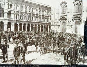 Soldater, under kommando av general Bava Beccaris, foran katedralen, under opptøyene i Milano, 6.-9. mai 1898 av Italian School