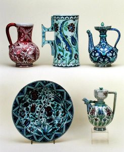 Topp, L-R: Kanne; Stor Tankard; Orientalsk kaffekanne; Bunn, L-R: Lader; Orientalsk kaffekanne, alt maiolica fra Cantagalli Factory, ca. 1890 (keramikk) av Italian School