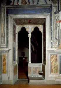 Utsikt over et vindu i Hall of Lilies bygget i 1299-1314 av Italian School