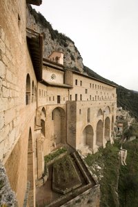 Utsikt over klosteret St. Benedetto (Sacro Speco) bygget fra 1100-tallet, Subiaco (Roma), Italia av Italian School