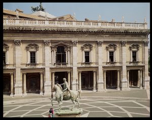Utsikt over Palazzo Nuovo og rytterstatuen av Marcus Aurelius (121-180 e.Kr.) av Italian School