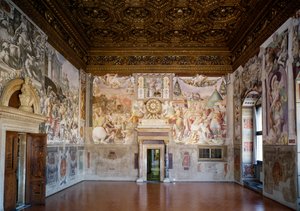 Utsikt over Sala dellUdienza mot Cappella dei Priori, designet av Benedetto (1442-97) og Giuliano (1432-90) da Maiano, fresker av Francesco de Rossi Salviati (ca. 1520-75) (etter restaurering) av Italian School