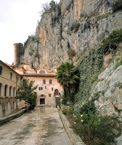 Utsikt over gårdsplassen til "Corvi" (Kråker), klosteret St. Benedetto (Sacro Speco) bygget fra 1100-tallet, Subiaco (Roma), Italia av Italian School