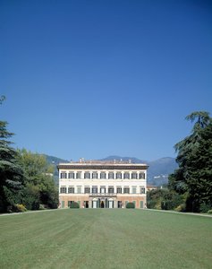 Utsikt over fasaden til Villa Reale di Marlia (eller Palazzo Orsetti) av Italian School