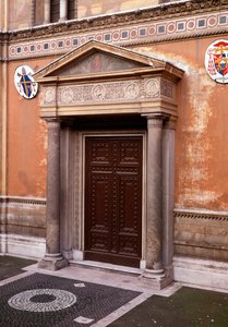 Utsikt over verandaen med en marmorfrise som viser (fra venstre til høyre) Pastore (den første kirkeeieren), Pudenziana, Prassede og deres far Pudens, i midten det mystiske lammet av Italian School