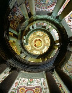 Utsikt over steinspiraltrappen som ser opp mot taket, designet av Jacopo Vignola (1505-73) og hans etterfølgere, 1557-83 av Italian School