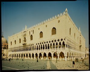 Utsikt over vestfasaden til Palazzo Ducale, 1300-1400-tallet av Italian School