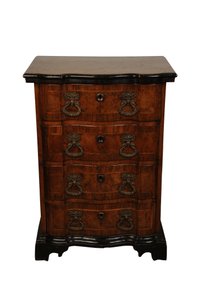 Kommode i valnøtt, ca. 1730 (valnøtt) av Italian School
