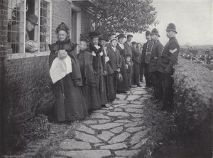 The Biddenden Maids Charity, distribuerer brød og ost av J. Benjamin Stone