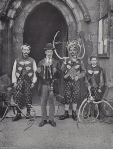 The Horn Dance, Abbots Bromley, Fire av utøverne av J. Benjamin Stone