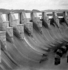 Overløpet, Gatun-slusen, Panamakanalen, Panama, tidlig på 1900-tallet.