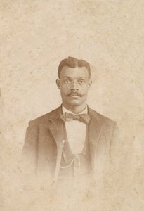 Fotografi av en mann i dress, vest og slips, 1880-1900. av J. W. Taylor