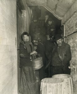 Venter på å bli sluppet inn på Mulberry Street Station