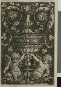 Ornament med vase og to Genii ved foten