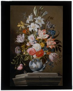 Stilleben med tulipaner, nelliker og andre blomster i en porselensvase på en pidestall