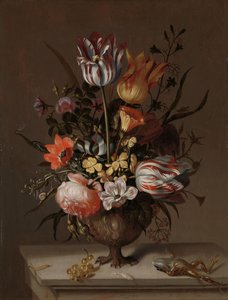 Stilleben med en vase med blomster og en død frosk