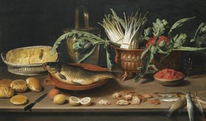 Stilleben med en fisk på en terrakottatallerken, bunter med asparges, artisjokker og kirsebær i en kamskjellformet tallerken, sammen med en halv ost i en kurv, rundstykker, fraises de bois, sitroner, appelsiner og krabber, alt arrangert på en bordplate. av Jacob Van Es