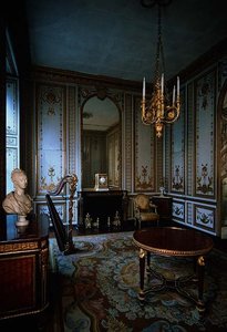 Cabinet Interieur de la Reine (dronningens indre kammer) dekorert med hvitt og gullpanel av Jacques Verberckt (1704-71) (bilde)