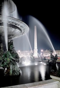 Utsikt over fontenen laget av Jacques Ignace Hittorff og obelisken på Place de la Concorde i Paris.