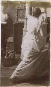Studie av en kvinnelig modell i draperi, sett fra baksiden, i studioet til Jacques de Lalaing av Jacques Lalaing (attributed to)