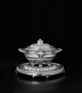 Louis XV suppeterrin, trekk og stativ fra Orloff-tjenesten, 1770 av Jacques-Nicolas Roettiers