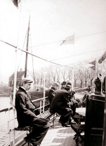 Båtpassasjerer, Broek, Nederland, 1898.