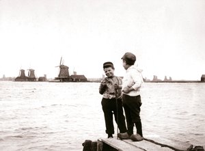 Gutter ved en kanal, Laandam, Nederland, 1898. av James Batkin